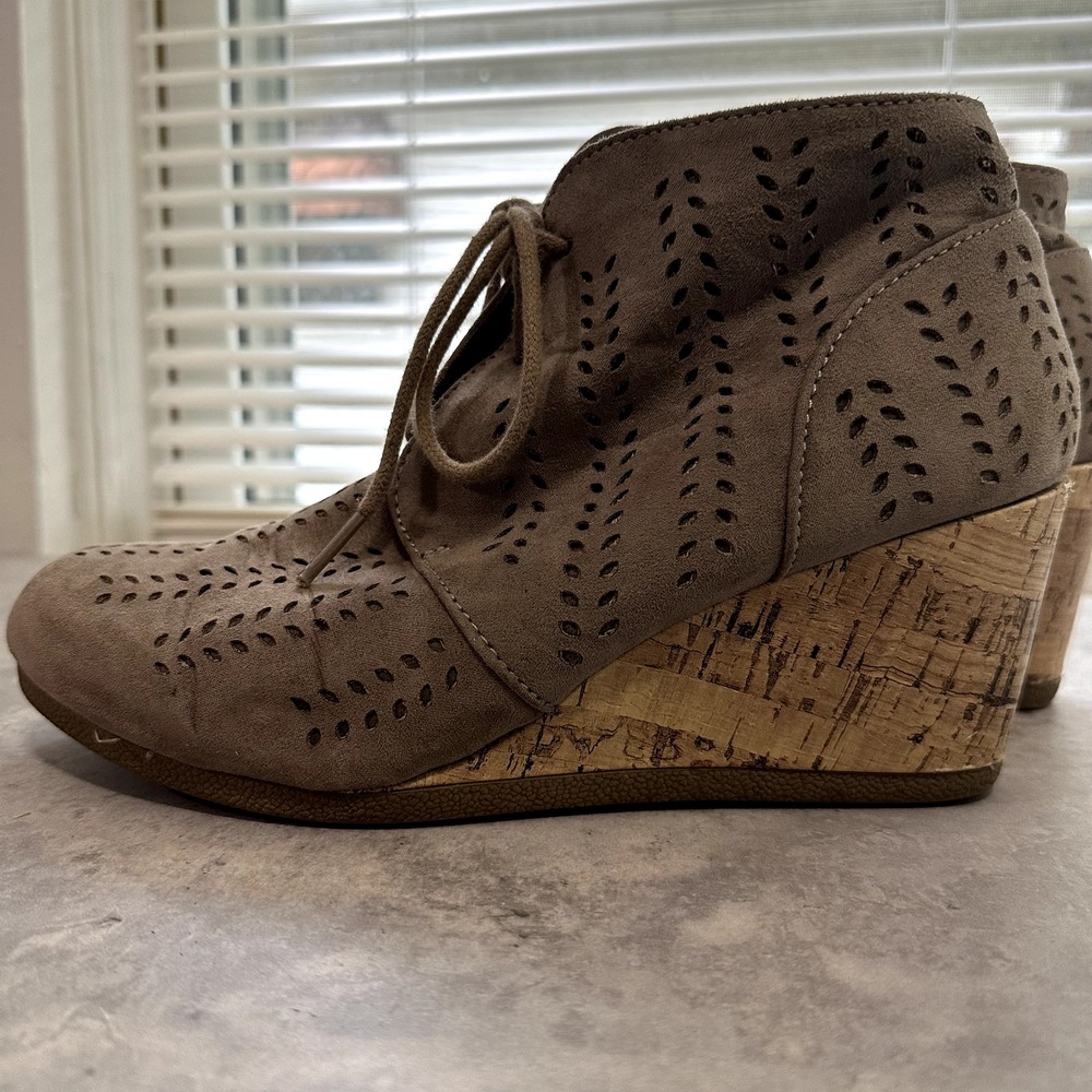 Maurices Women's Beige Perforated Eyelet Cork Wedge Lace Up Ankle Boots Size 8